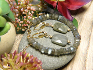 parure boucles oreilles bracelet femme pierre naturelle labradorite tourmalyn bijoux - vue sur galet droite