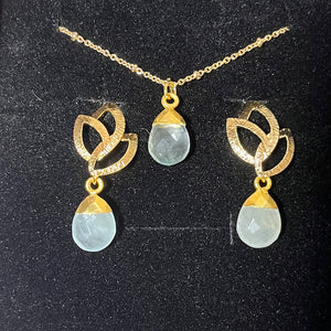 cadeau bijoux femme coffret boucles oreilles et pendentif en pierre naturelle aigue marine tourmalyn bijoux - vue bijoux sur fond velours