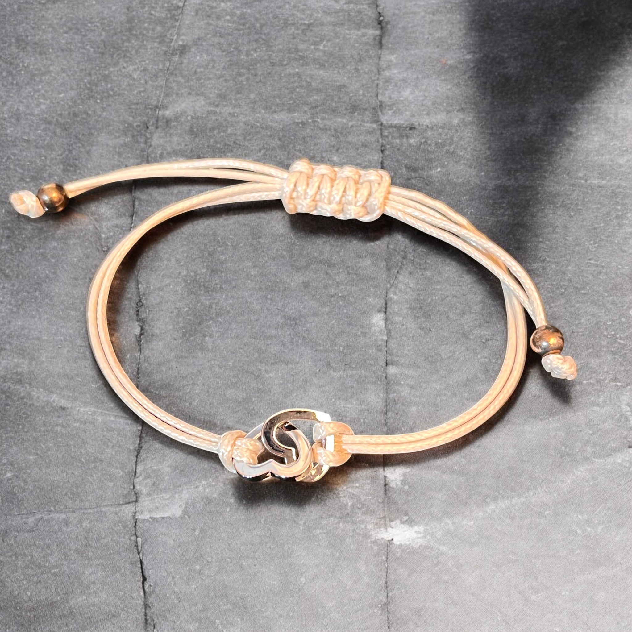Bracelet "CORAZON" cordon beige adaptable deux coeurs argentés