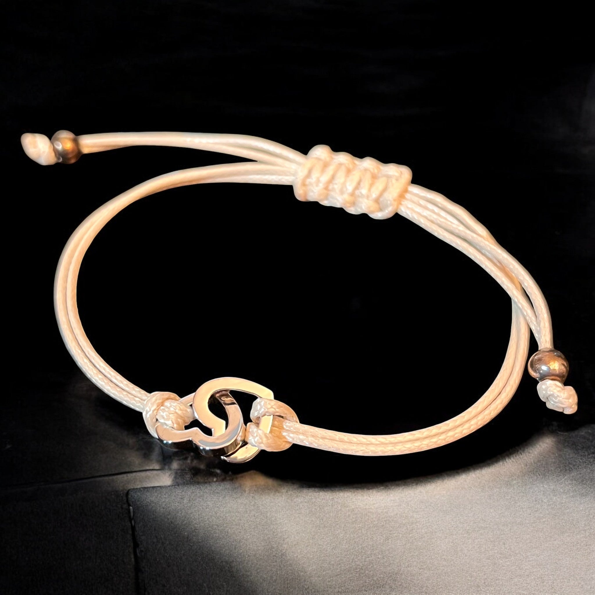 Bracelet "CORAZON" cordon beige adaptable deux coeurs argentés