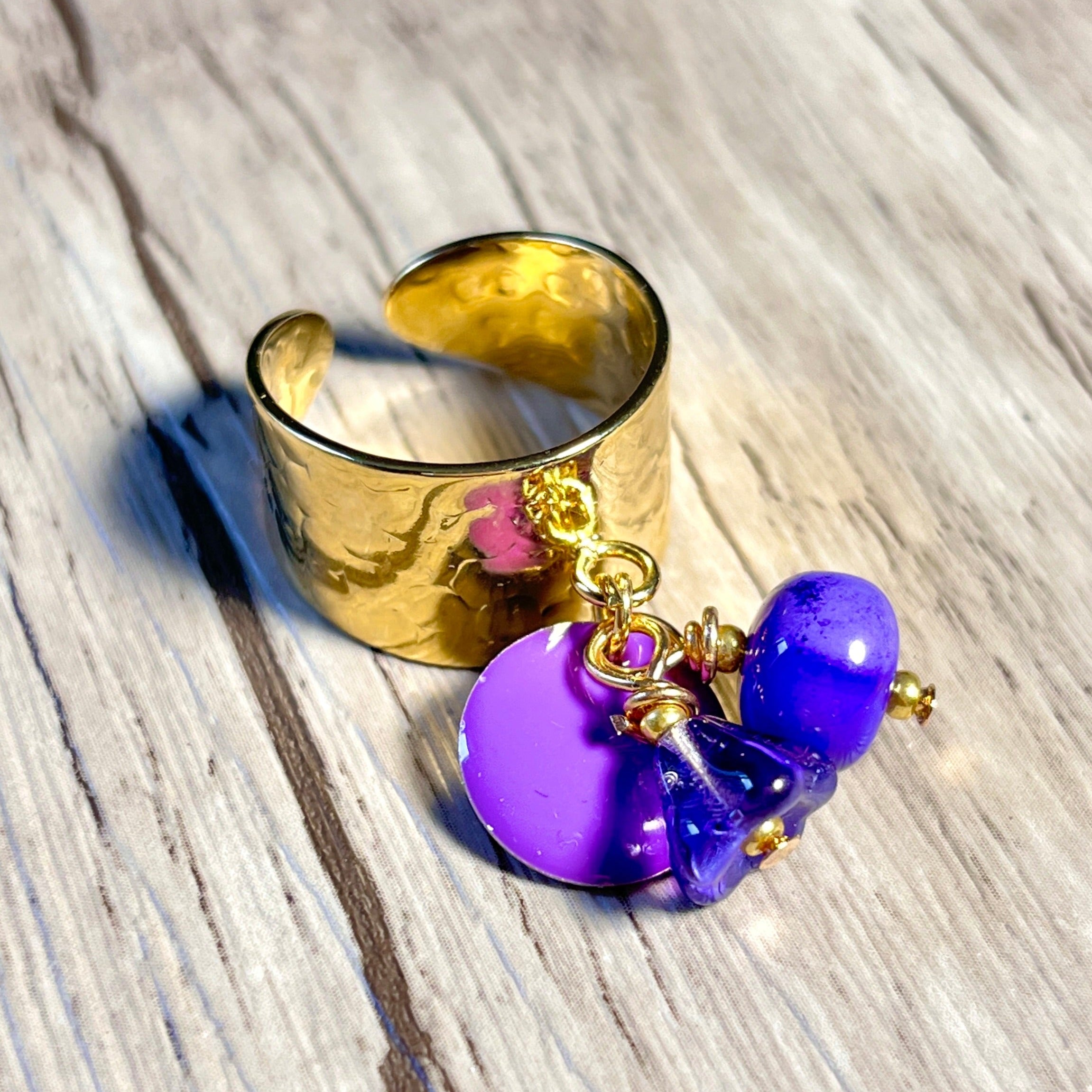 bague dorée pierre naturelle opale violette et sequin emaille - vue de cote