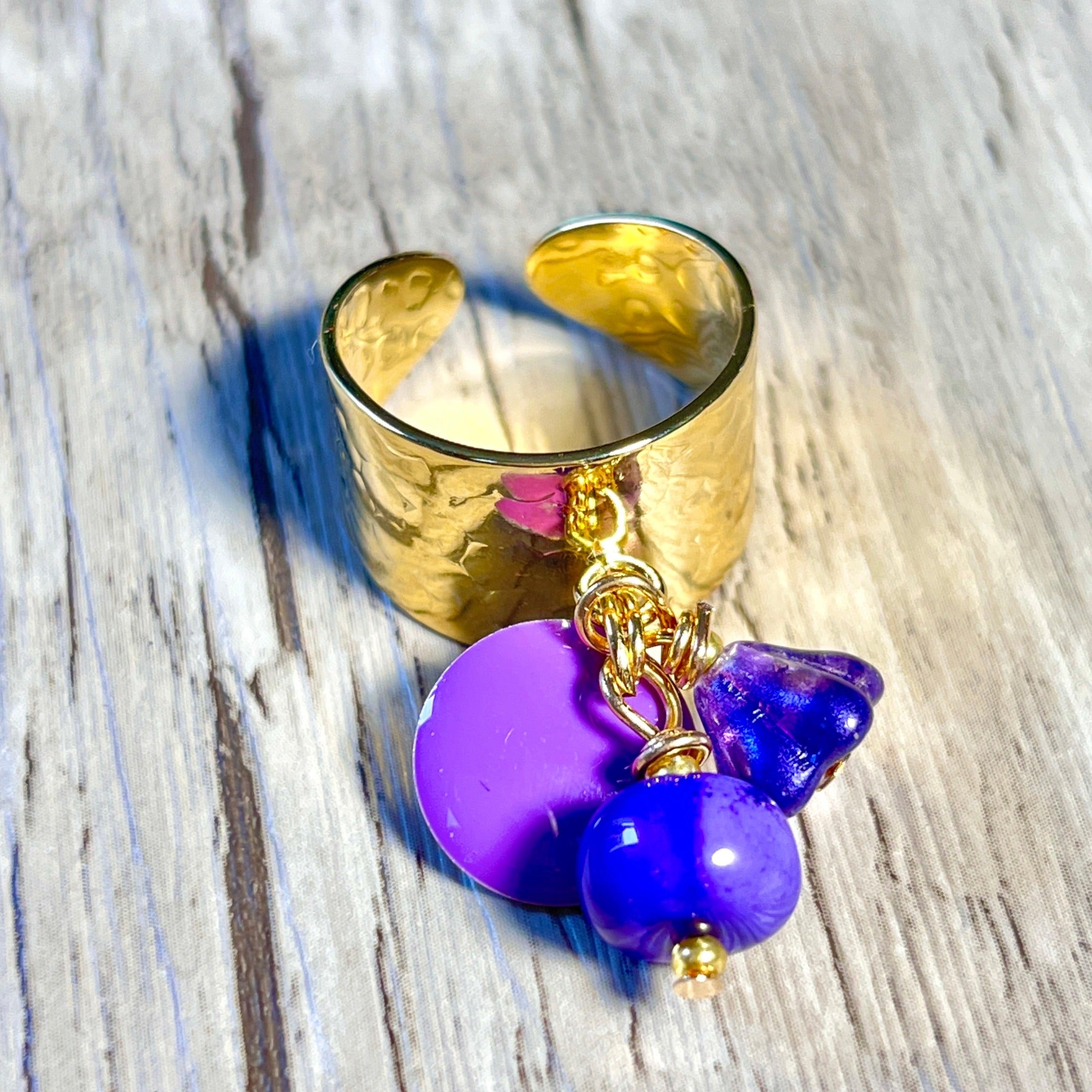 bague dorée pierre naturelle opale violette et sequin emaille - vue de haut