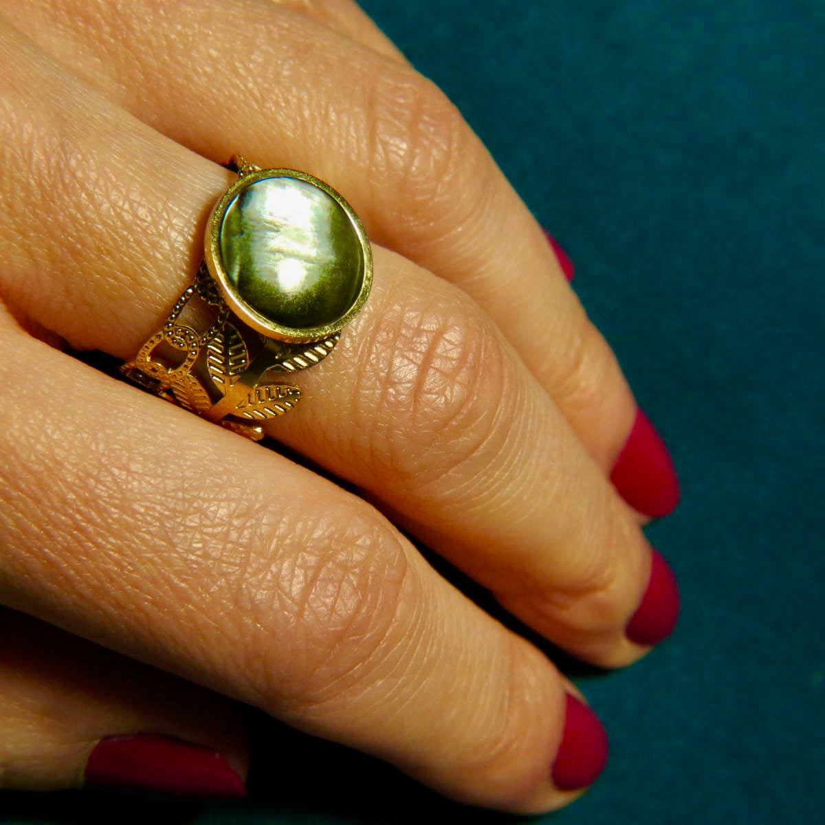 bague en acier inoxydable nacre naturelle grise - sur main gros plan