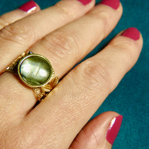 bague en acier inoxydable nacre naturelle grise - main a plat