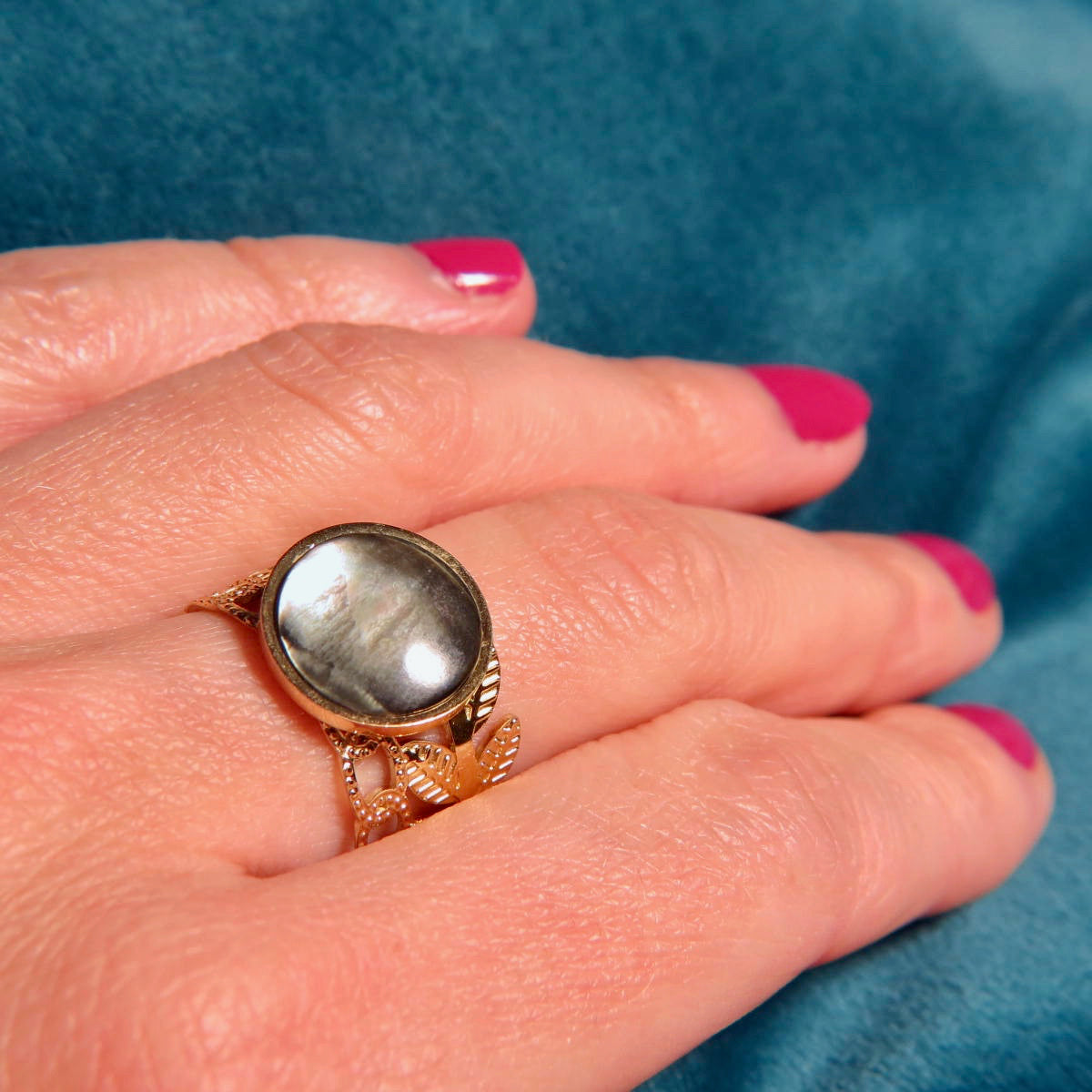 bague en acier inoxydable nacre naturelle grise - sur main