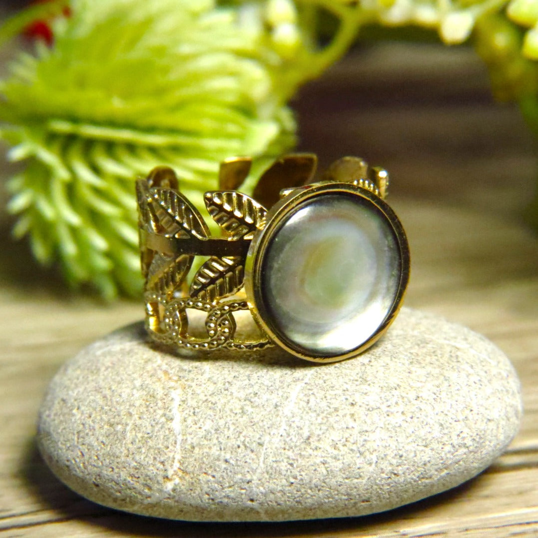 bague en acier inoxydable nacre naturelle grise - gros plan