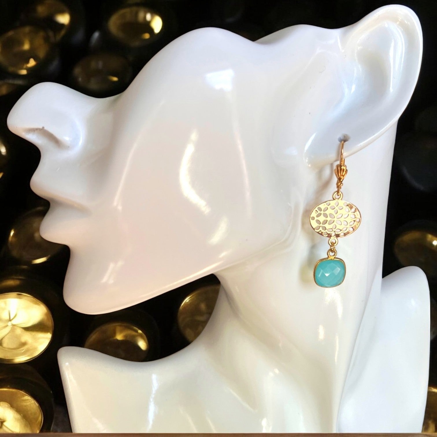 Boucles d’oreilles "DOUCEUR POSITIVE" dorées or fin en Calcédoine bleue