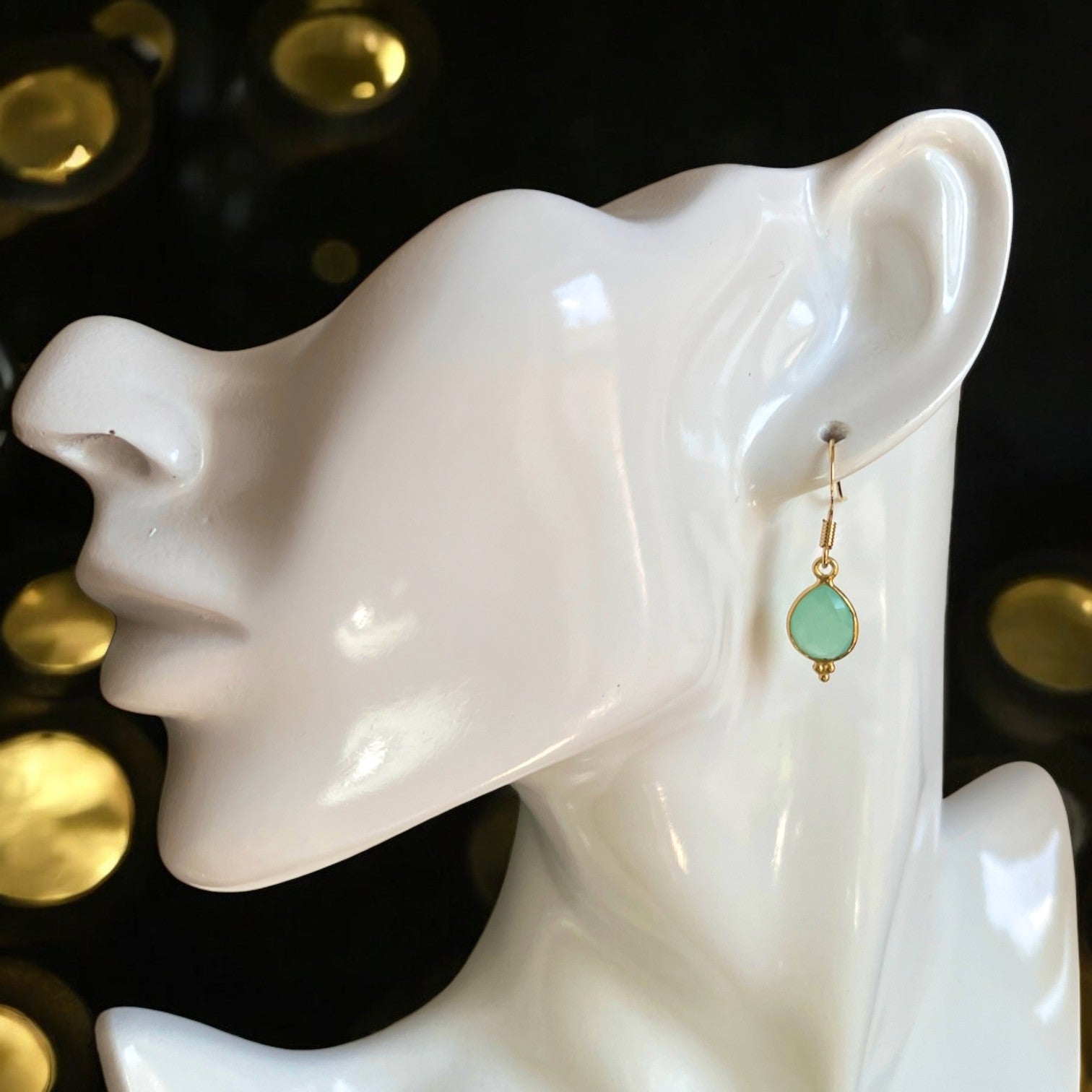 Boucles d’oreilles "MELUSINE" dorées or fin Calcédoine Bleue