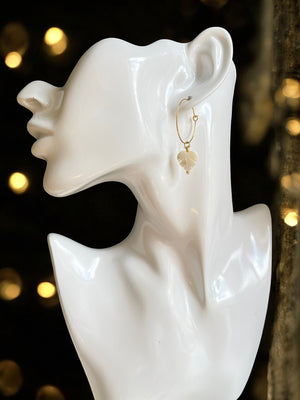 Boucles d'oreilles "RAPHAELLE" charms en nacre naturelle dorées or fin