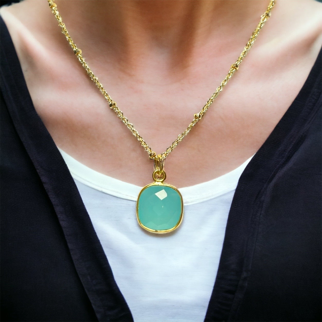 Pendentif "PAOLA" doré or fin pierre Calcédoine bleue