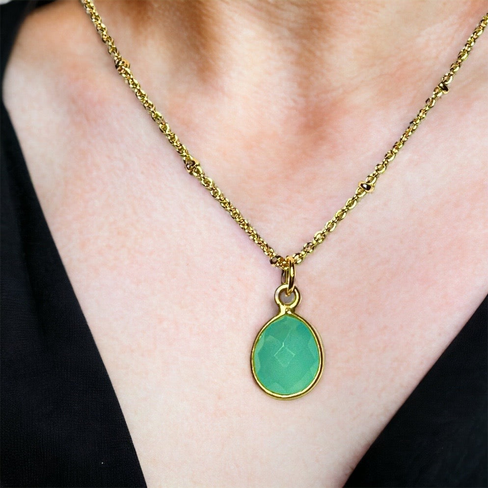 Pendentif "EMILIA" doré or fin pierre Calcédoine bleue