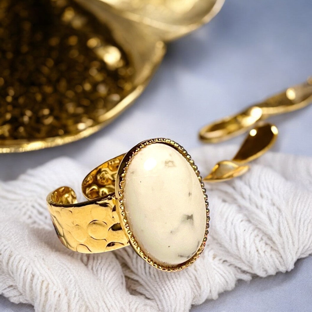 Bague "DOMINIQUE" dorée or fin en pierre de Howlite blanche