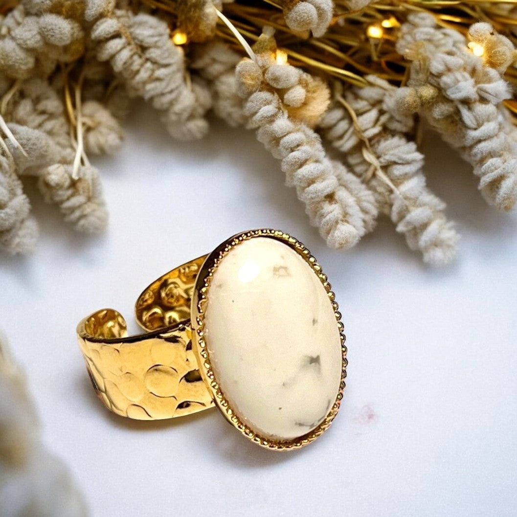 Bague "DOMINIQUE" dorée or fin en pierre de Howlite blanche