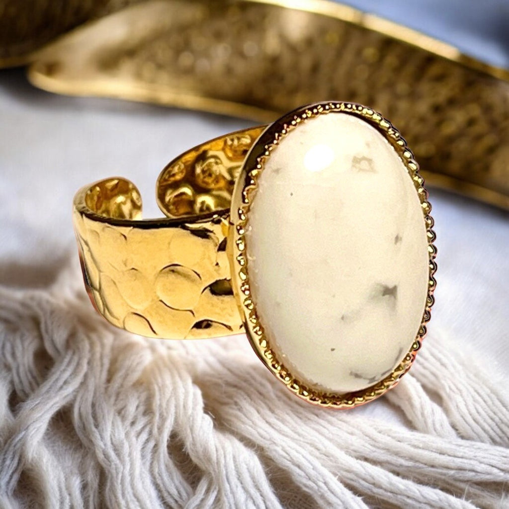 Bague "DOMINIQUE" dorée or fin en pierre de Howlite blanche