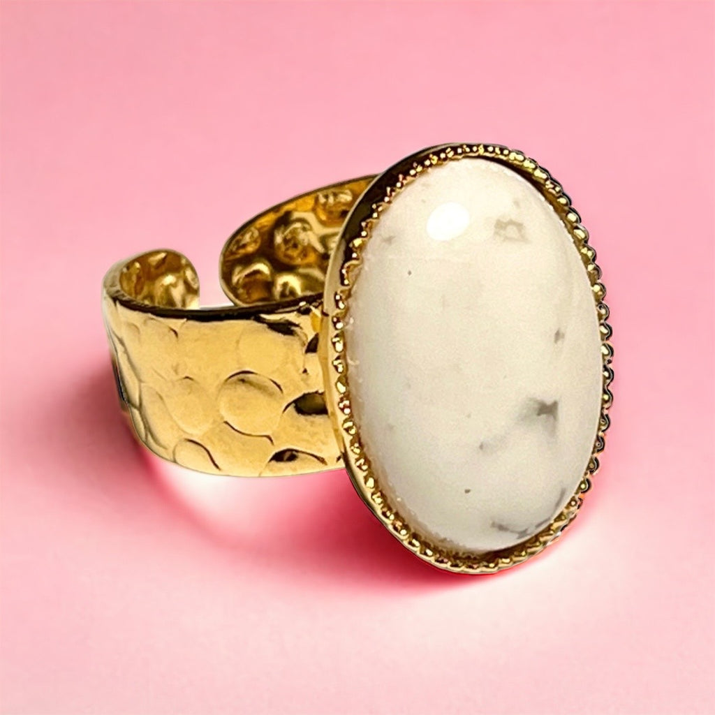 Bague "DOMINIQUE" dorée or fin en pierre de Howlite blanche