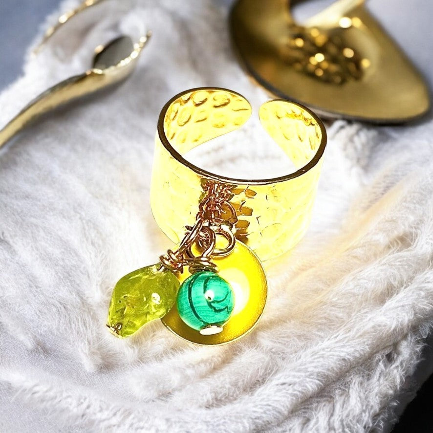 Bague "AVA" dorée or fin en Malachite et Péridot  avec sequin émaillé