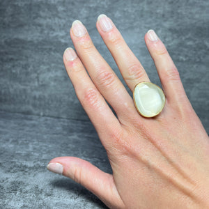 bague femme pierre naturelle agate blanche doree or fin - sur main