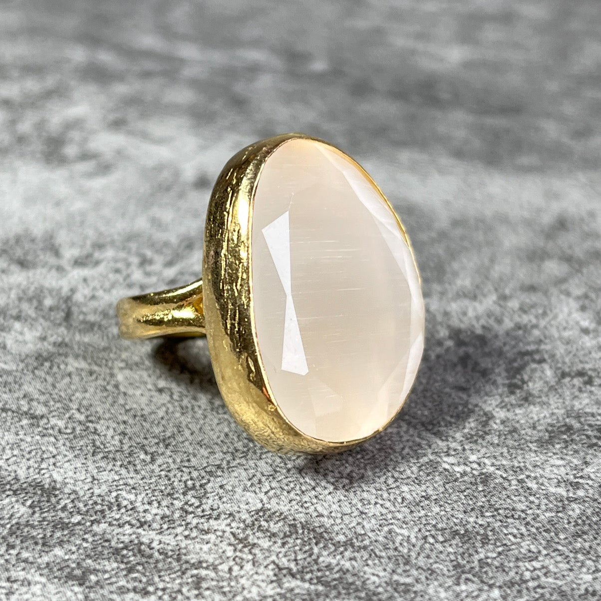bague femme pierre naturelle agate blanche doree or fin - vue cote zoom