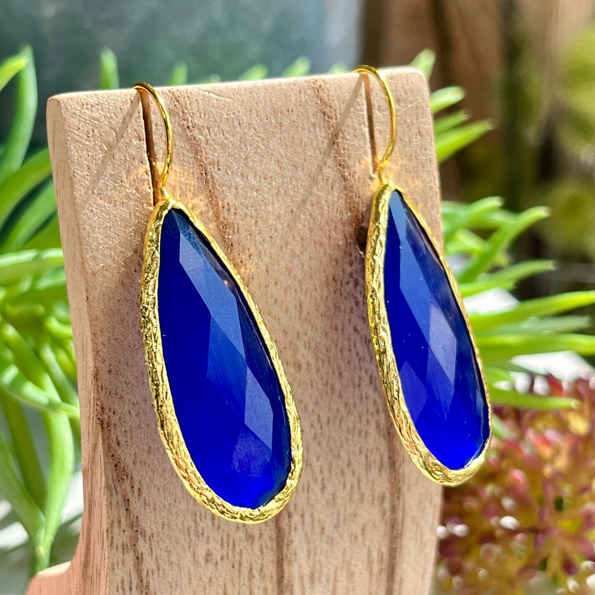 boucles d'oreilles agate bleue longues - vue support bois