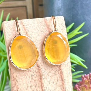 boucles oreilles agate jaune - support vue cote