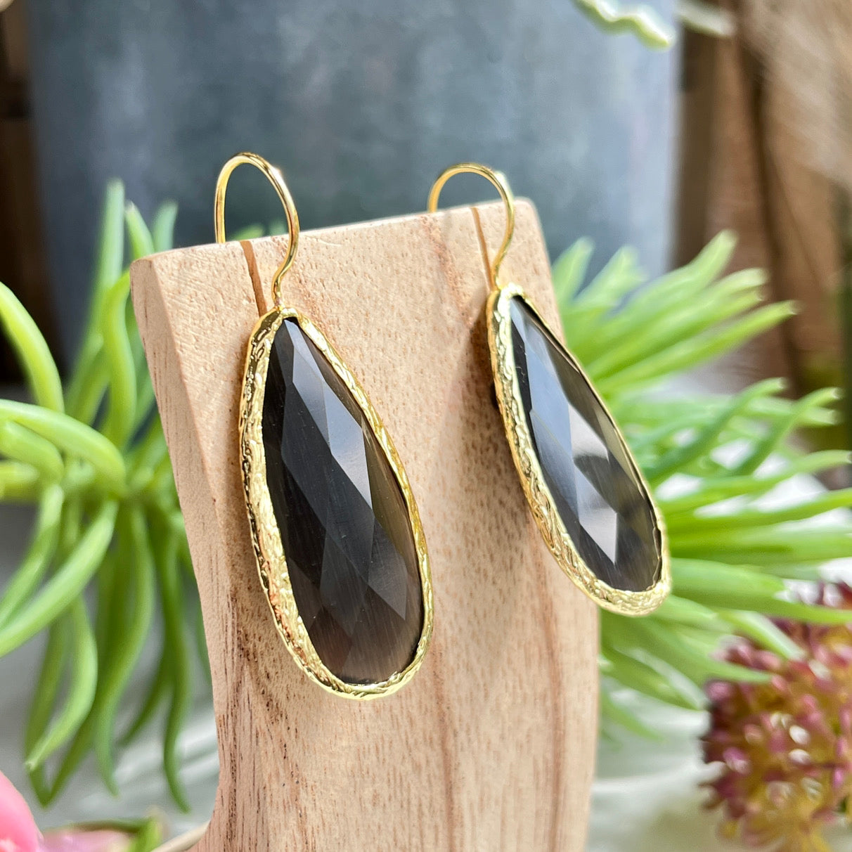 boucles d'oreilles pierres agate noire longues - vue support bois cote