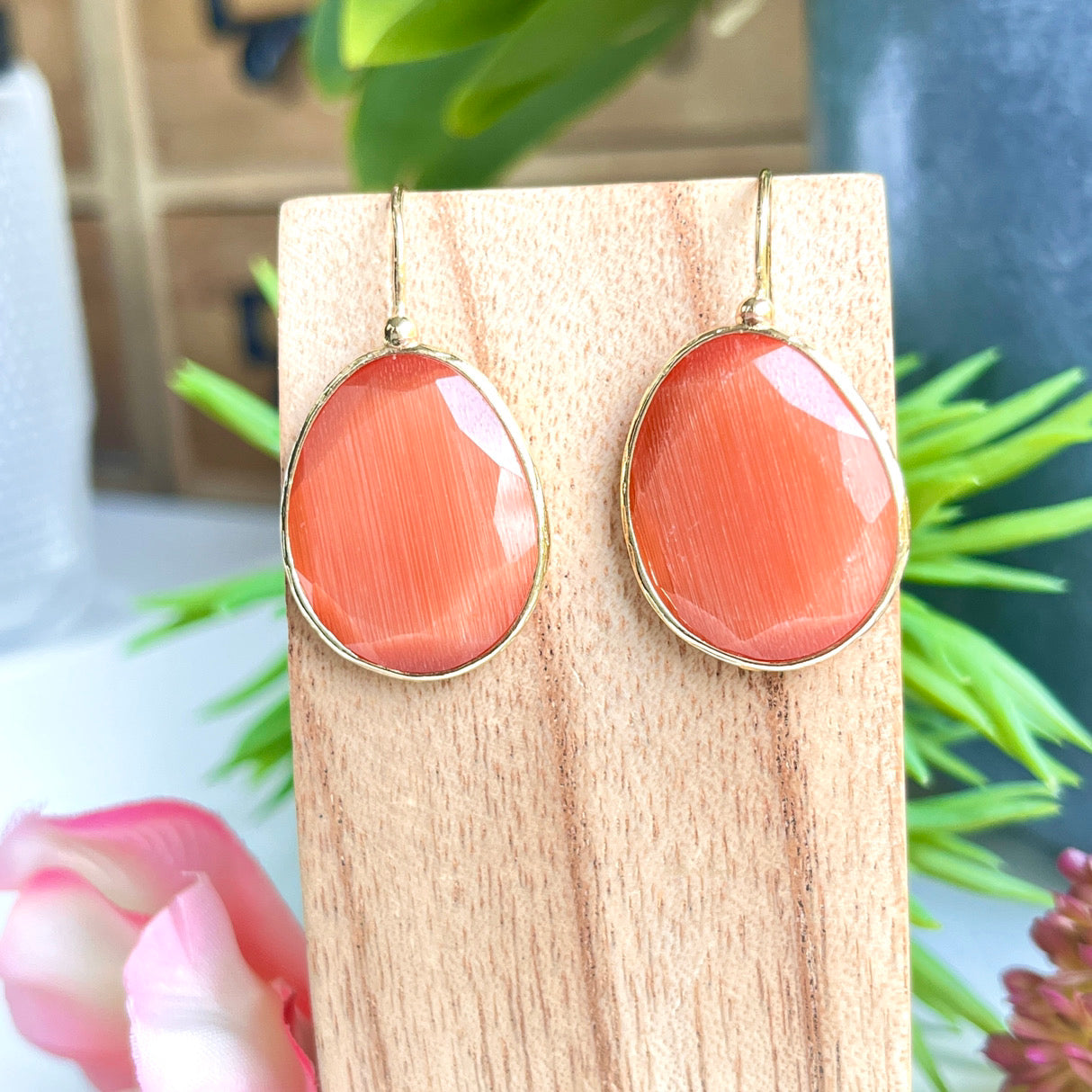 boucles oreilles femme agate orange or sur support de cote