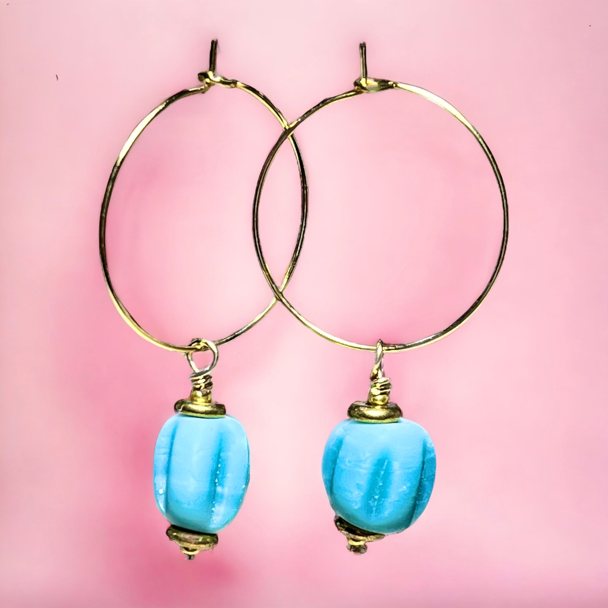 Boucles d'oreilles "VALENTINA" perles africaines bleues dorées or fin