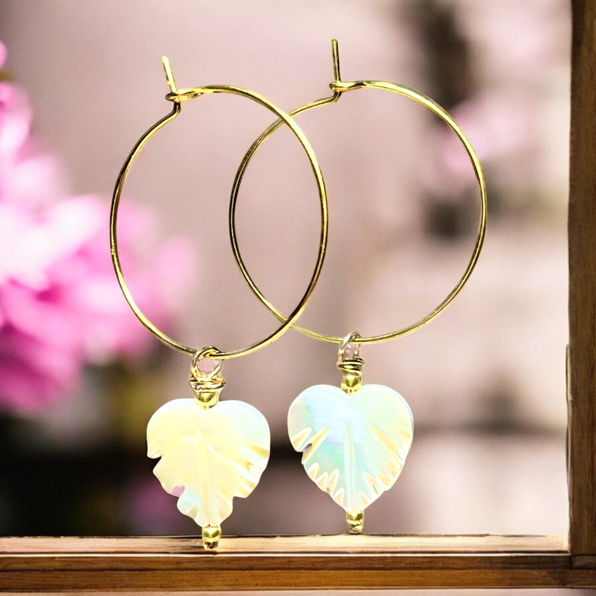 Boucles d'oreilles "RAPHAELLE" charms en nacre naturelle dorées or fin