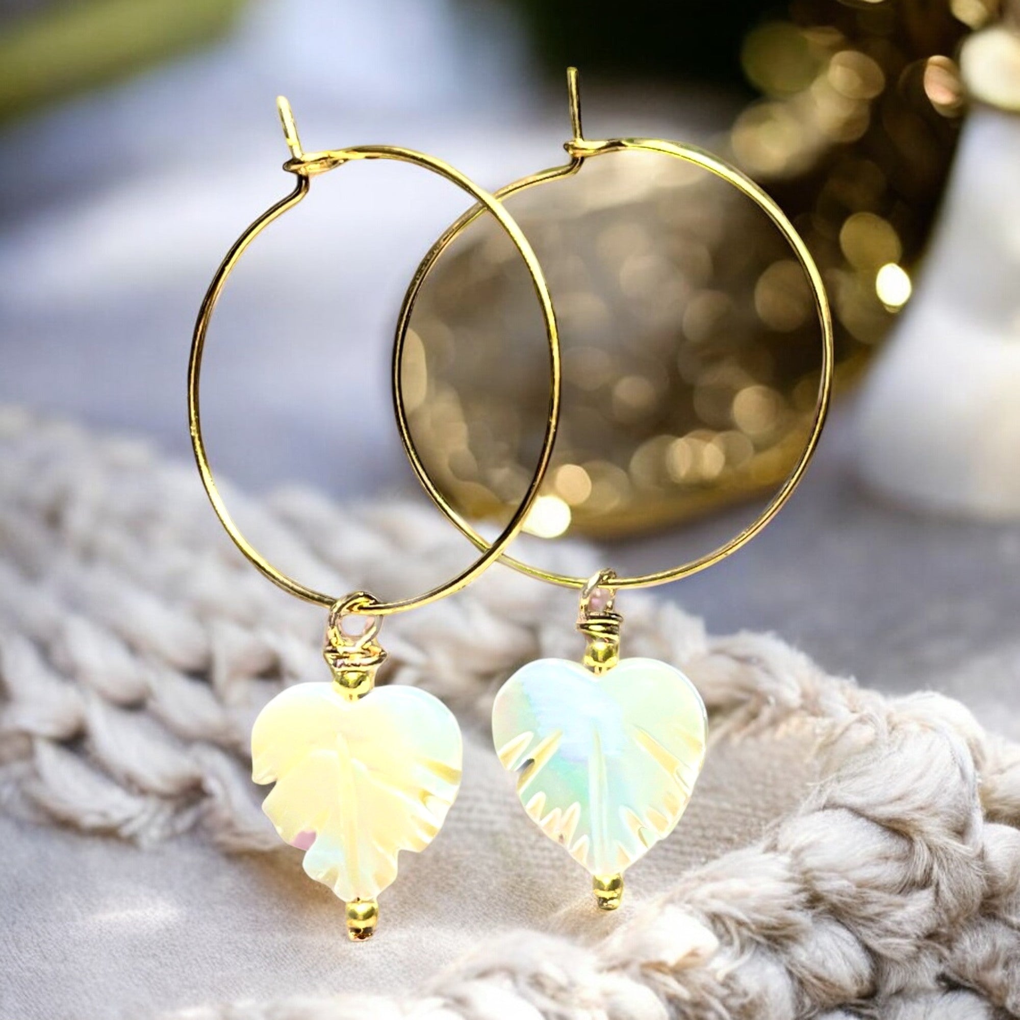 Boucles d'oreilles "RAPHAELLE" charms en nacre naturelle dorées or fin
