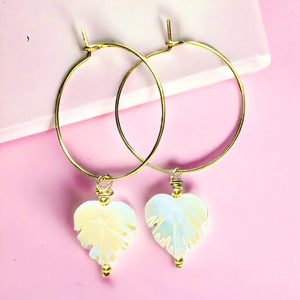 Boucles d'oreilles "RAPHAELLE" charms en nacre naturelle dorées or fin
