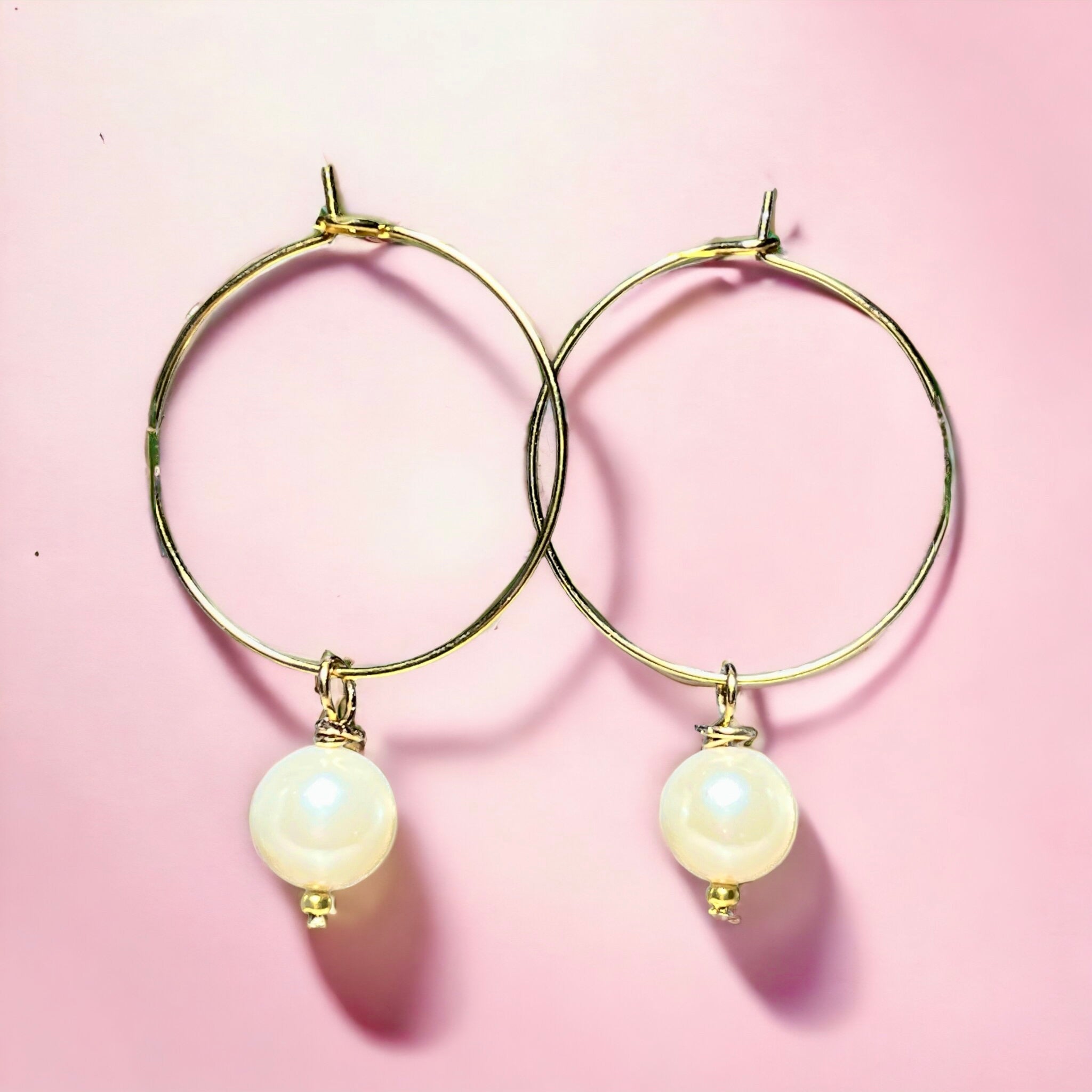 Boucles d'oreilles "ELARA" perle de nacre blanche dorées or fin