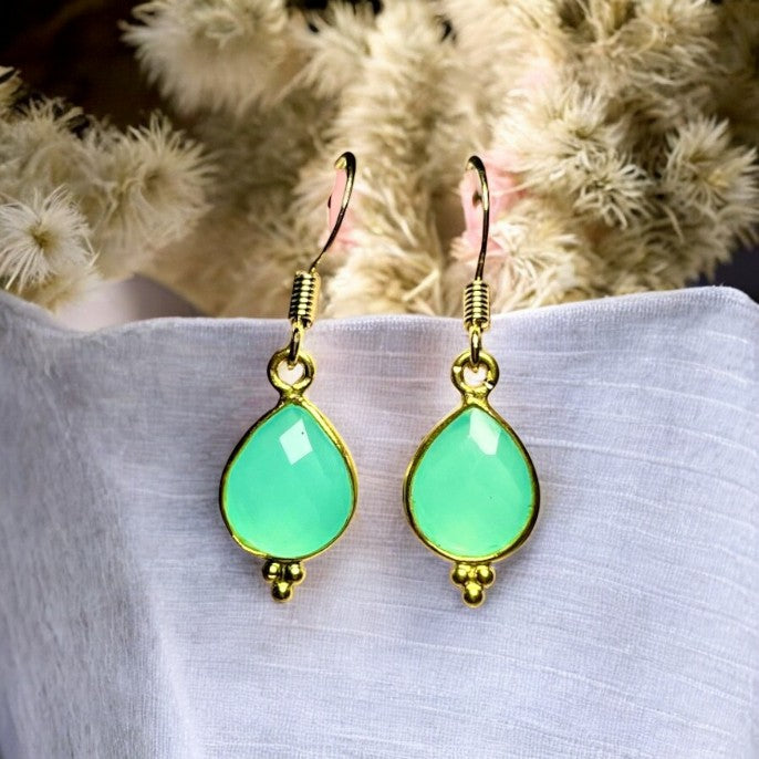 Boucles d’oreilles "MELUSINE" dorées or fin Calcédoine Bleue