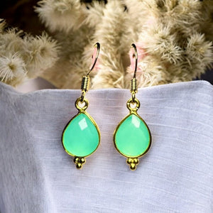 Boucles d’oreilles "MELUSINE" dorées or fin Calcédoine Bleue