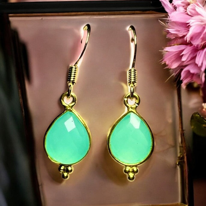 Boucles d’oreilles "MELUSINE" dorées or fin Calcédoine Bleue