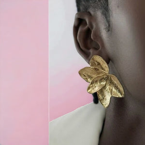 boucles oreilles femme acier inoxydable fleurs orchidées dorées  tourmalyn bijoux portées