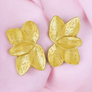 boucles oreilles femme acier inoxydable fleurs orchidées dorées  tourmalyn bijoux  - fond rose