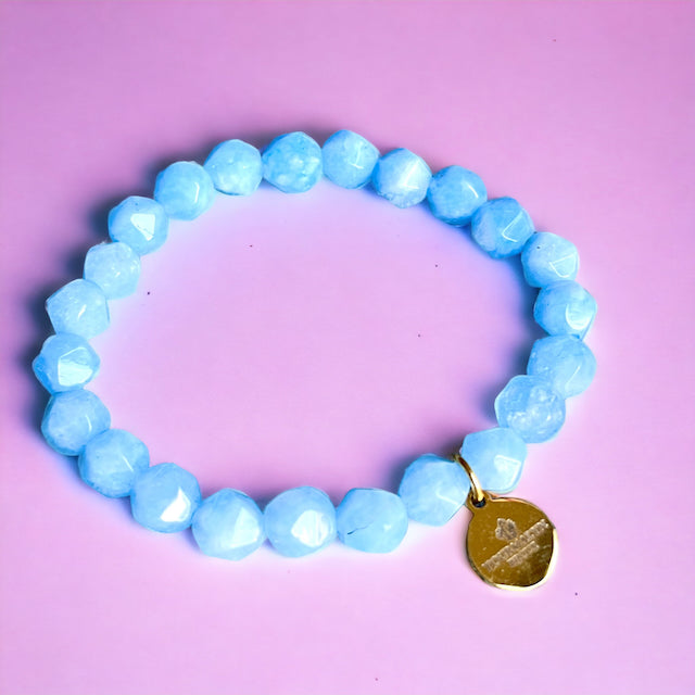 bracelet femme pierre naturelle agate bleue avec breloque - fond rose