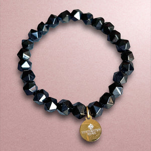 bracelet femme pierre naturelle agate noire avec breloque - vue de près