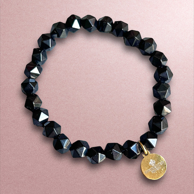 bracelet femme pierre naturelle agate noire avec breloque - fond beige