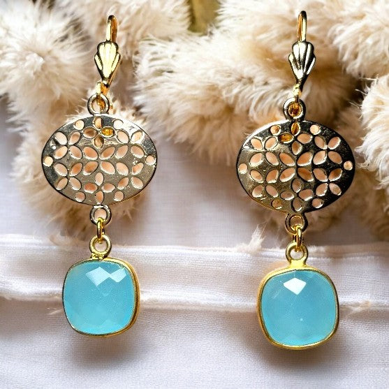 Boucles d’oreilles "DOUCEUR POSITIVE" dorées or fin en Calcédoine bleue