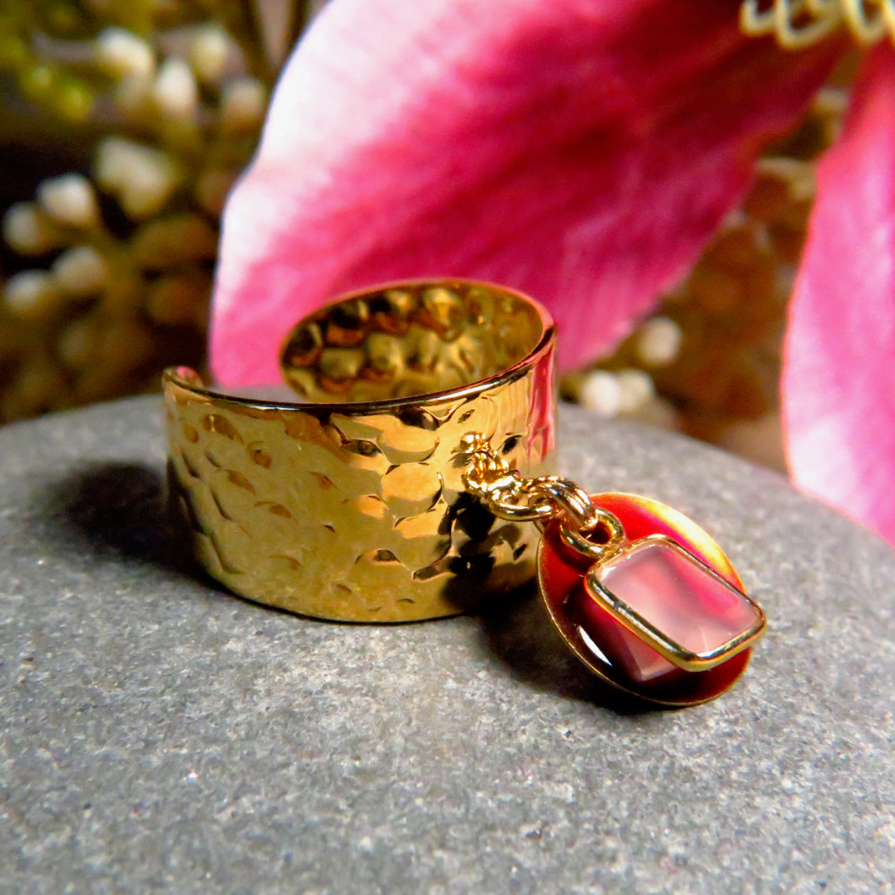 Bague "CELINE" dorée or fin en pierre de quartz rose et sequin émaillé