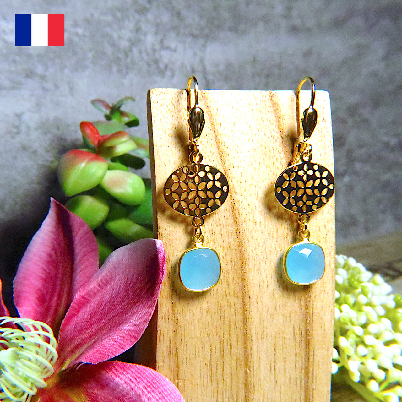 Boucles d’oreilles "DOUCEUR POSITIVE" dorées or fin en Calcédoine bleue