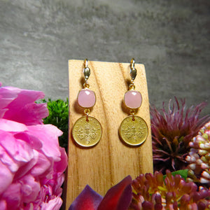 Boucles d’oreilles dorées or fin en Calcédoine rose