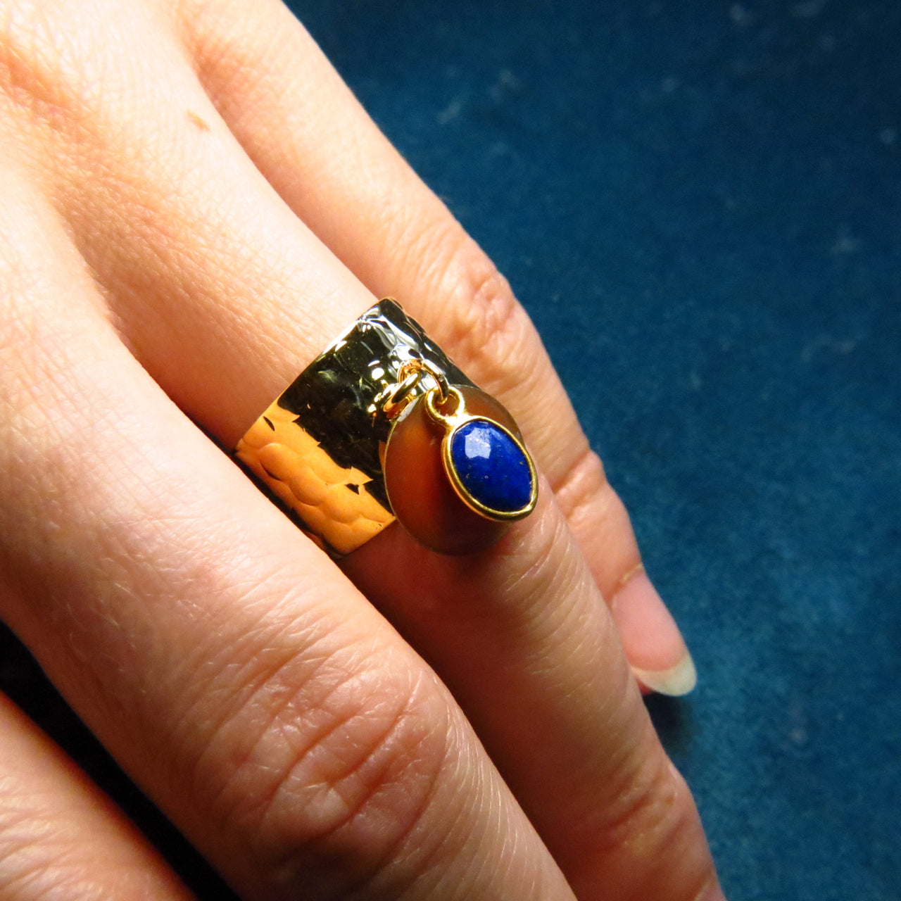 Bague "CAMILLE" dorée or fin avec pierre de lapis lazuli et sequin émaillé