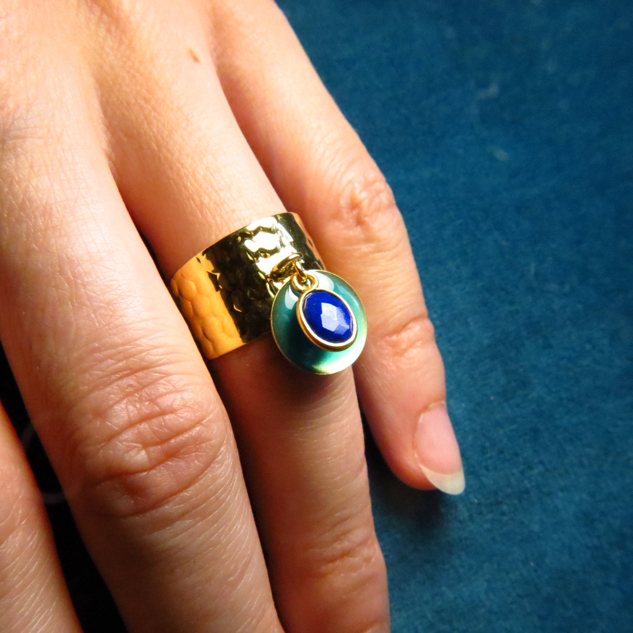 Bague "LEA" dorée or fin avec pierre de Lapis lazuli et sequin émaillé