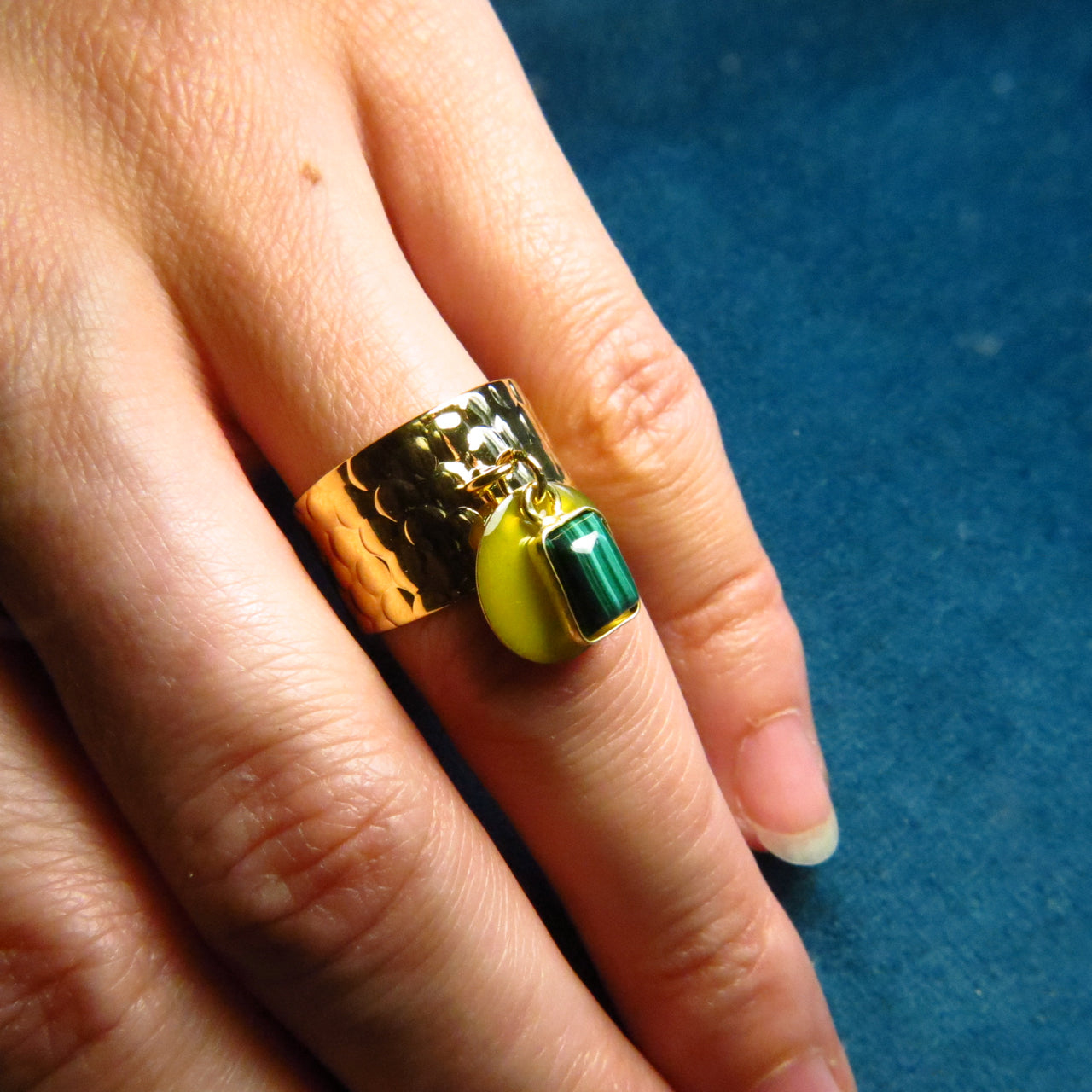 Bague "MARGAUX" dorée or fin en pierre de malachite et sequin émaillé