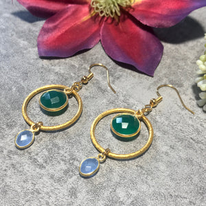 Boucles d’oreilles "MAEVE" dorées or fin Onyx Verte et Calcédoine