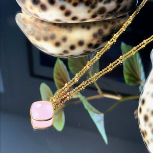 Pendentif "CAMILLA" doré or fin en pierre de Calcédoine rose