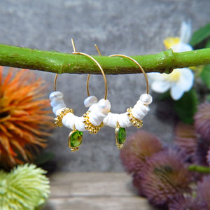 Boucles d'oreilles  "ARIA" créoles dorées or fin pierre de Péridot Coquillage et Nacre