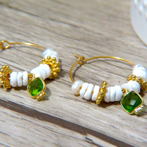 Boucles d'oreilles  "ARIA" créoles dorées or fin pierre de Péridot Coquillage et Nacre